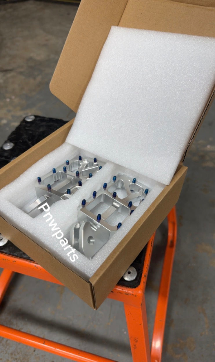 Emoto foot pegs (come with burnt blue pins)